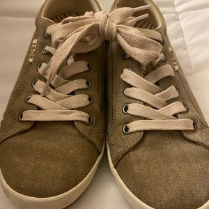Taos sneakers is great condition!!